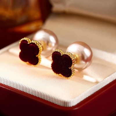 Four-leaf clover velvet pearl stud earrings